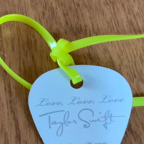 RARE TAYLOR SWIFT Official Tour Necklace - Picture 3 of 3
